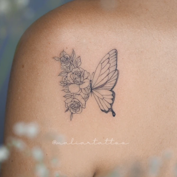 Mariposa y rosas, tatuaje de línea fina, botánica en hombro