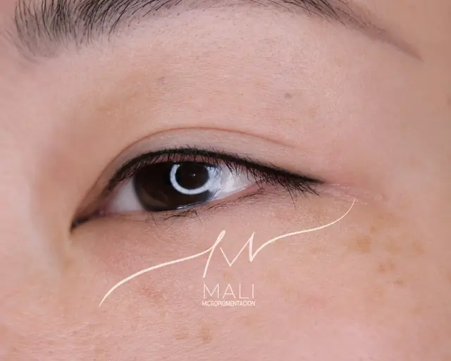 Micropigmentación de eyeliner realizada por Mali