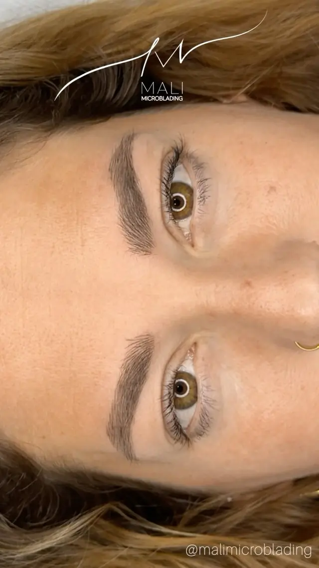 Cejas con microblading pelo a pelo realizadas por Mali