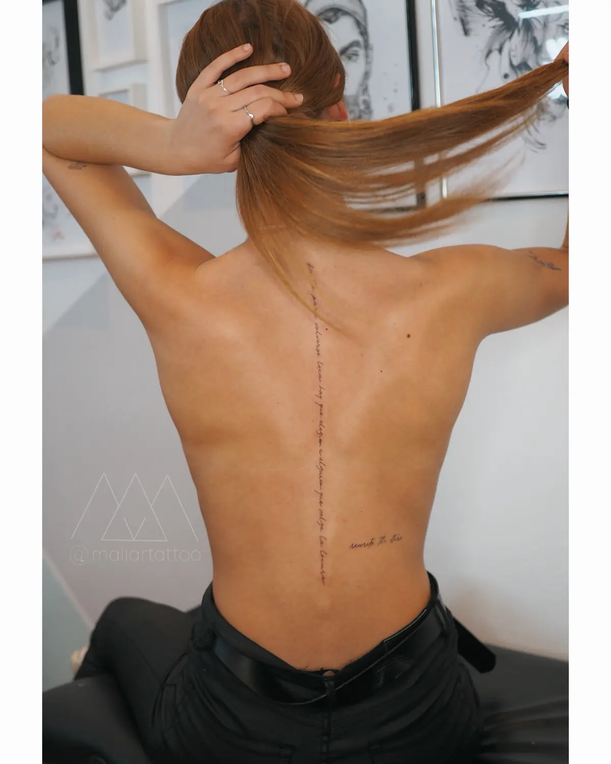 Columna, tatuaje de línea fina en espalda