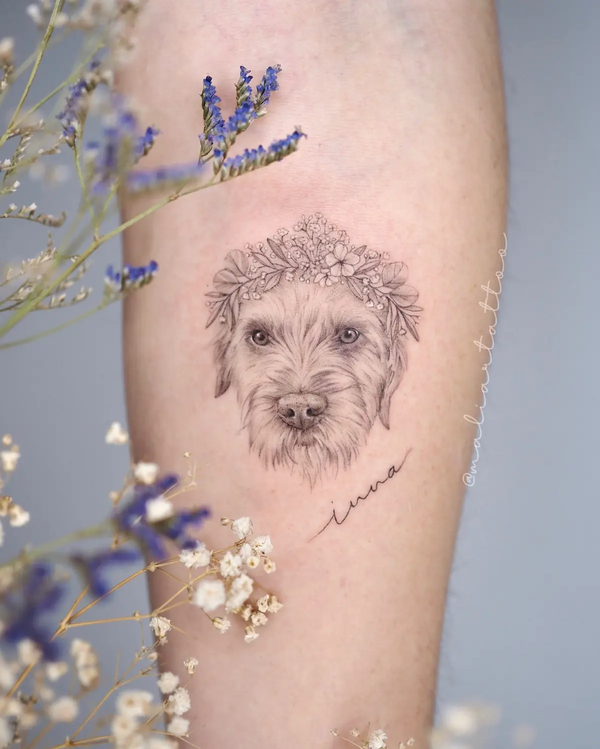 Corona de flores, tatuaje de microrrealismo, botánica