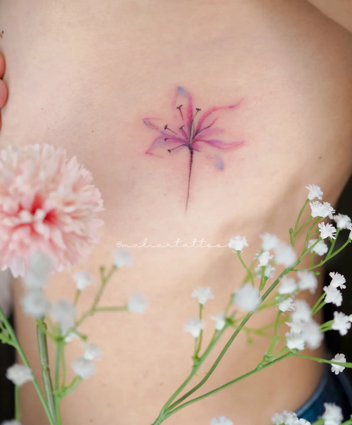 Flor de color, tatuaje de acuarela, botánica en costado