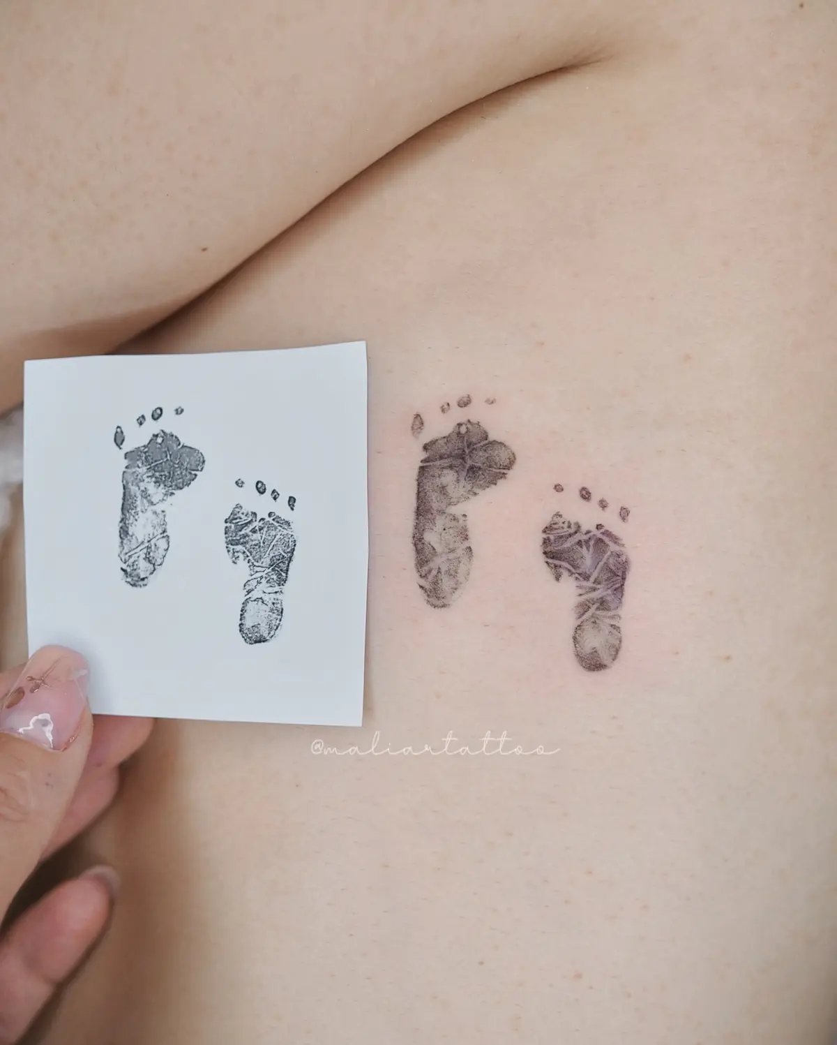 Huellas, tatuaje de microrrealismo en costado