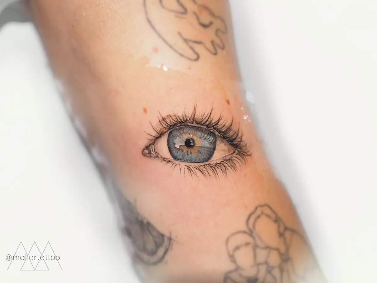 Mirada azul, tatuaje de microrrealismo