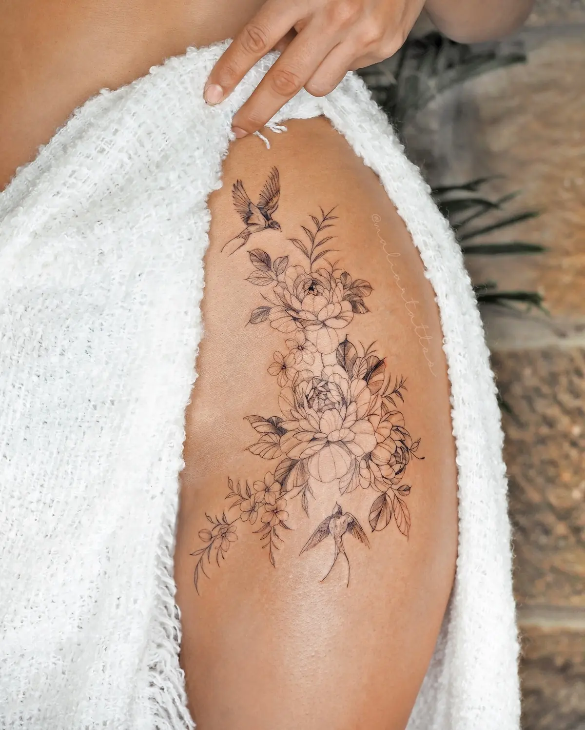 Peonías y golondrinas, tatuaje de línea fina, botánica