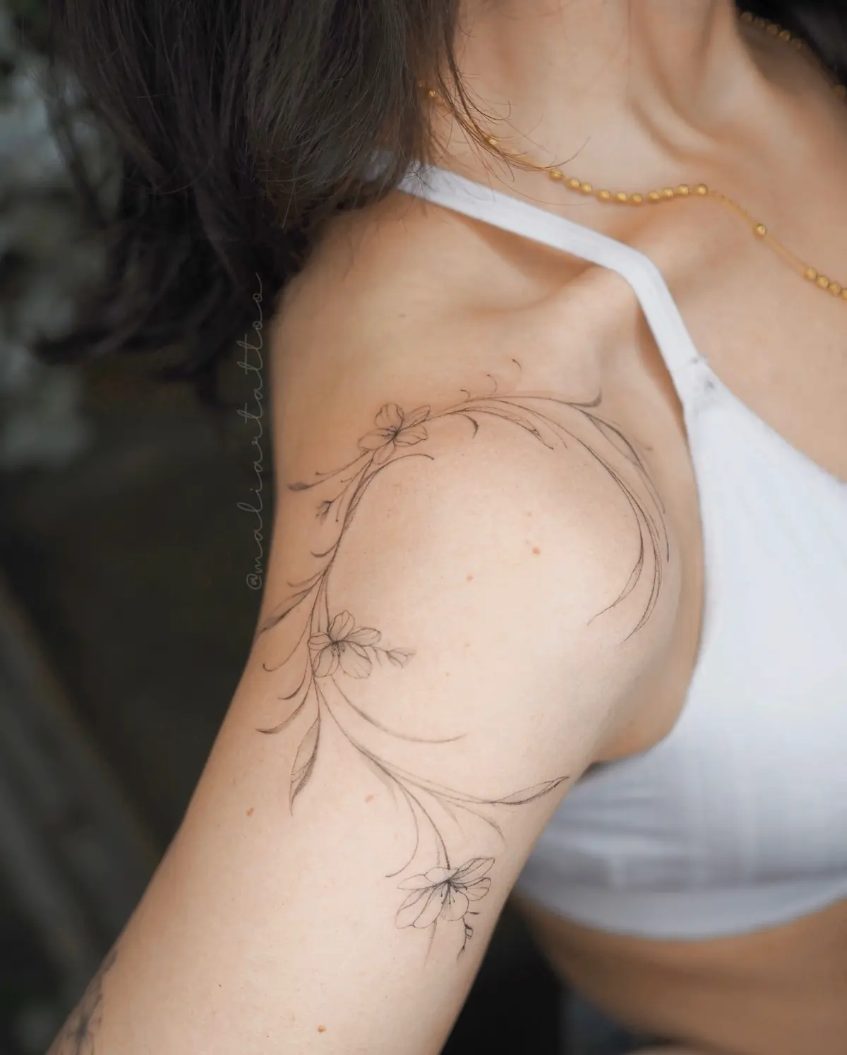 Rama en el hombro, tatuaje de línea fina, botánica en hombro