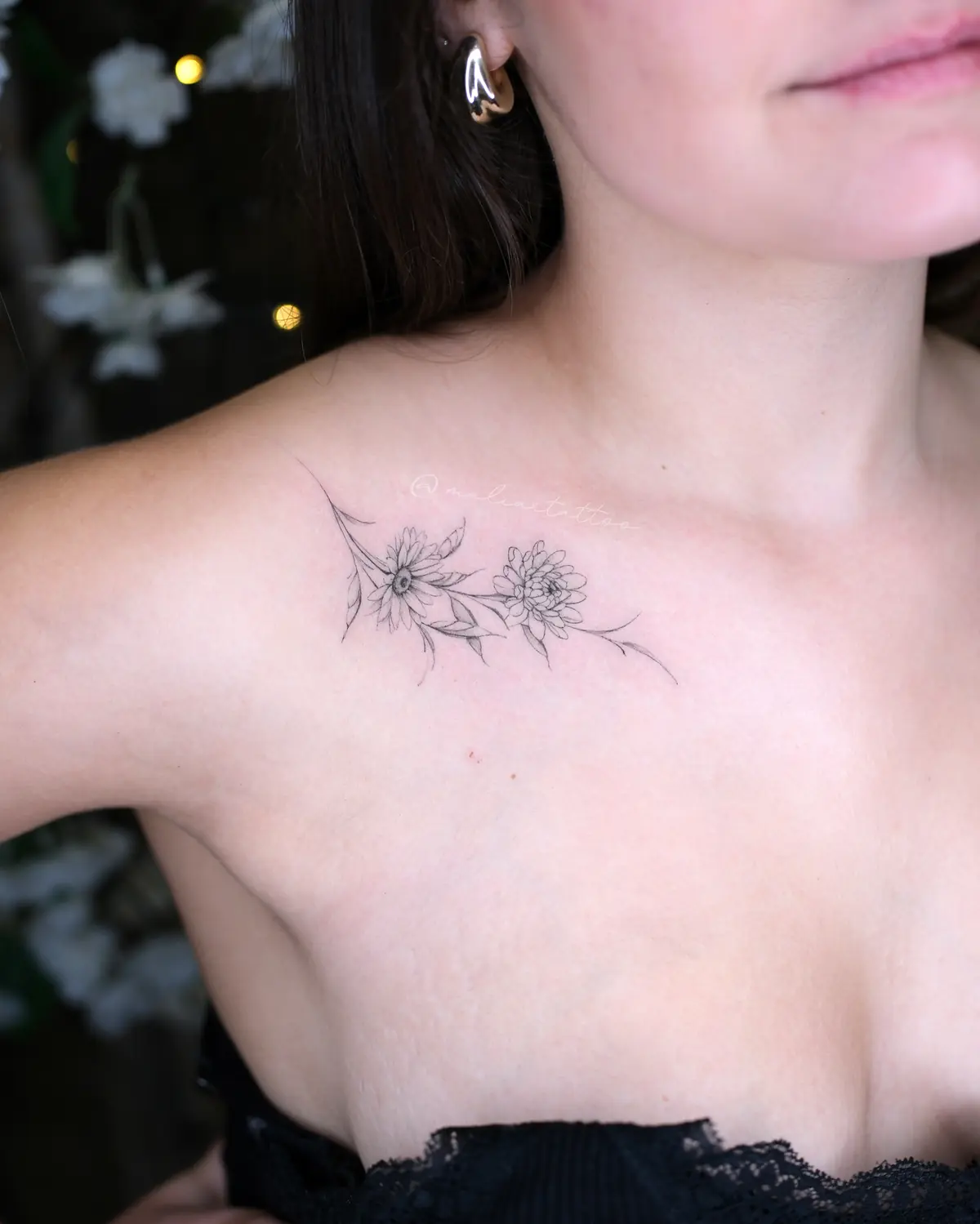 Ramas en la clavícula, tatuaje de línea fina, botánica en clavícula