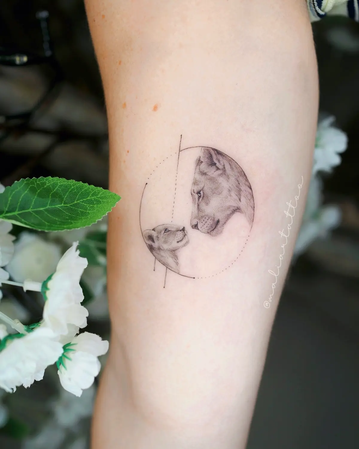 Vínculos, tatuaje de microrrealismo, geométrico en brazo